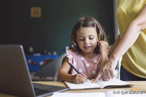 家长如何有效辅导孩子写作业（分享正确陪孩子写作业的技巧）-我爱育娃