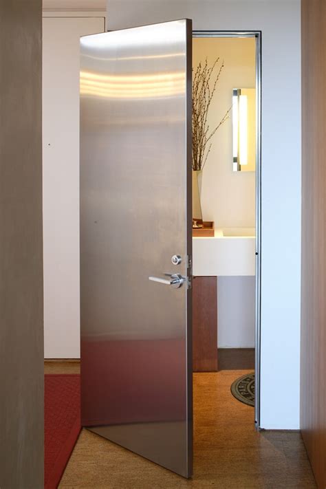 现代简约四居室卫生间隐形门装修效果图