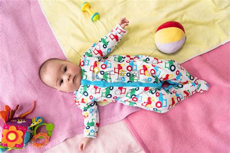 新生男婴躺在彩色毯子上的俯视图高清摄影大图-千库网