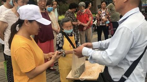 社会万象郑州一86岁老人摆摊卖菜馍，一小时收入80多元：做生意不图挣钱只为玩 社会万象