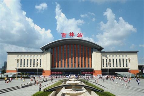 2022吉林火车站始建于1912年，位于吉林市昌邑区重庆街1号，是东北地区重要的客运枢纽站，建站至今有..._吉林站-评论-去哪儿攻略