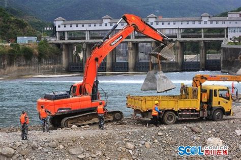 北川县城地震遗址一半变泥海 污泥最深处达40米_凤凰网