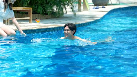4k夏日情侣男生在泳池游泳玩耍mp4格式视频下载_正版视频编号57842-摄图网