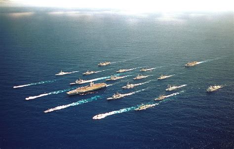 美军“里根”号航母编队在南海举行联合演习