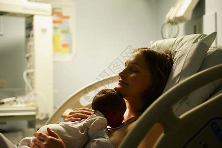 产妇和刚出生的男婴高清图片下载-正版图片501486302-摄图网