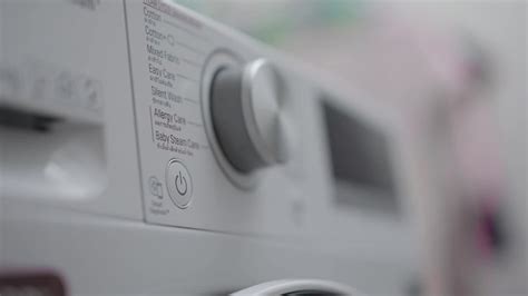 不可辨认的人洗衣机启动按钮视频素材_ID:VCG42N1305153666-VCG.COM