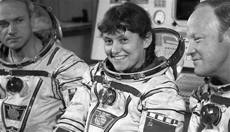 她们创造历史！人类首次全女性宇航员太空行走任务完成_凤凰网科技_凤凰网