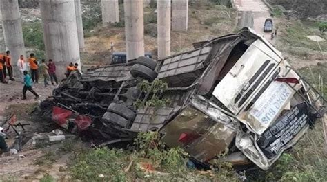 印度超载客车坠入峡谷致10死55伤，一天前刚发生类似事故致8死26伤_凤凰网