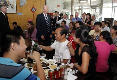 媒体披露美国副总统拜登在小吃店用餐账单_新闻中心_新浪网