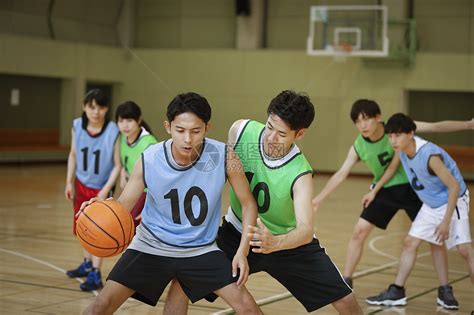 篮球胯下运球教学分解动作教程视频
