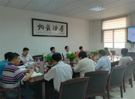 图2：黄荆国副市长一行听取蔡翔董事长对企业情况的汇报