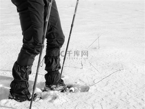 腿女人冬天棕色毛皮靴子和裤袜走在雪地上在一个冬天的公园。暖靴的特写大底视频素材_ID:VCG42N1213682372-VCG.COM