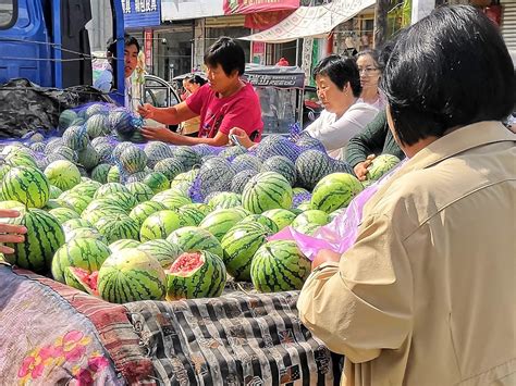 国庆节小长假，农村男子卖西瓜，每天卖出1300斤，能赚多少钱？