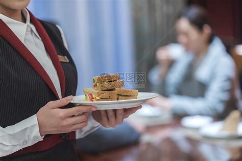酒店服务餐厅服务员给外国客人上菜高清图片下载-正版图片501417235-摄图网