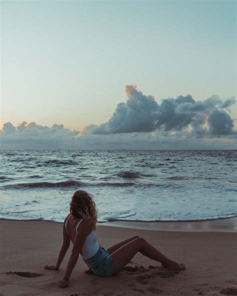 超模Catherine McNeil 演绎海滩运动风大片-服装潮流搭配-CFW服装设计网