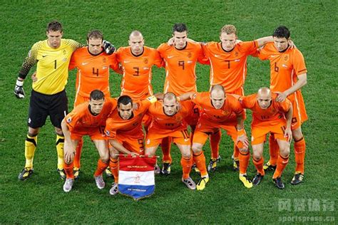 14年世界杯荷兰阵容(荷兰队史10大射手：范尼第7，罗本第5)