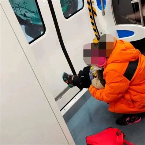 老人抱小孩在地铁里小便！网友：瓶子呢？纸尿布呢？地铁：已消毒会加强监控|小孩|尿不湿_新浪新闻
