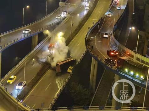 嘉华大桥深夜突发车祸：货车翻下10米高架桥，砸到嘉滨路上！-上游新闻 汇聚向上的力量