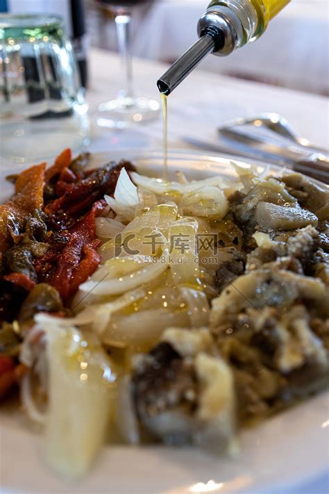 餐厅供应健康的典型加泰罗尼亚美食，烤蔬菜，名字叫 escalivada高清摄影大图-千库网