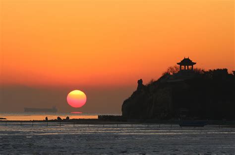 端午假期京津冀短途游成为热点 游客打卡北戴河网红景点-千龙网·中国首都网