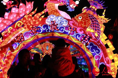 上海：游客豫园观赏新年灯会
