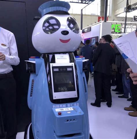 首个智能警察机器人在迪拜上岗：身高1米7 会说6种语言_装备保障管理网——工业智能设备管理维修新媒体平台