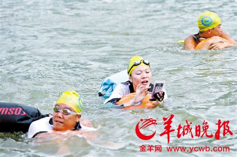 广州市长陈建华带队横渡珠江市民点赞水质变好 - 华声新闻