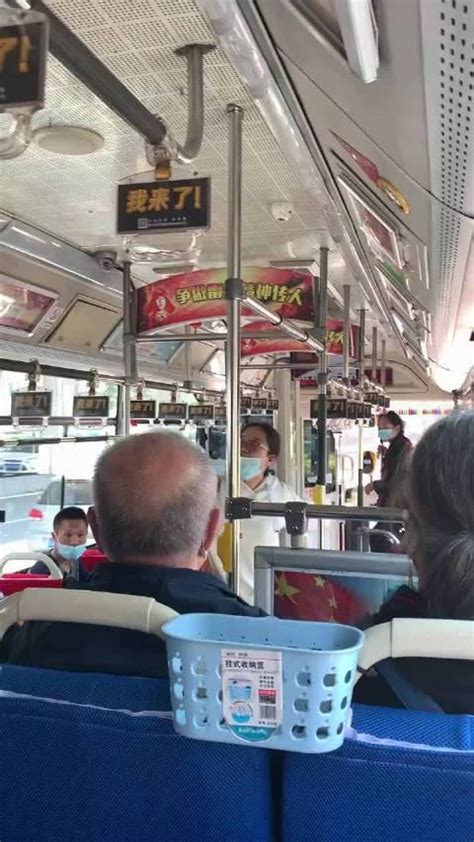 网友反映：长春238路公交车上，一名女士刷老年卡，和司机吵架……_新浪新闻