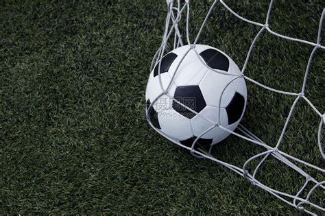 足球足球在球门网与绿色草地的领域。照片摄影图片_ID:122382405-Veer图库
