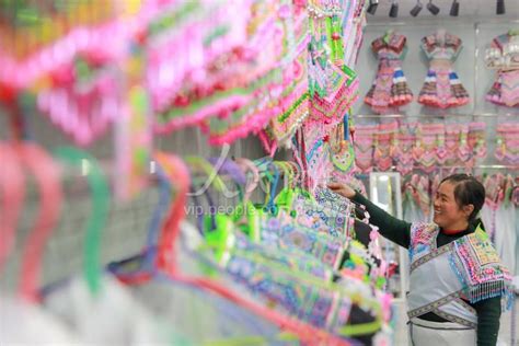 贵州毕节：民族服饰走俏春节市场-人民图片网
