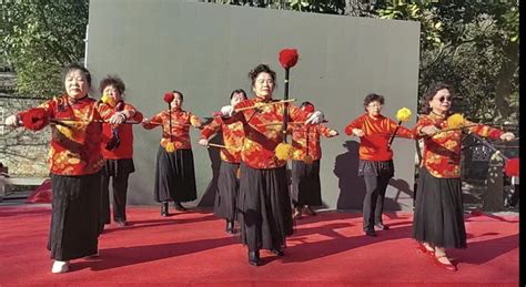 温州有群玩空竹花棍的“杂技”老人-新闻中心-温州网