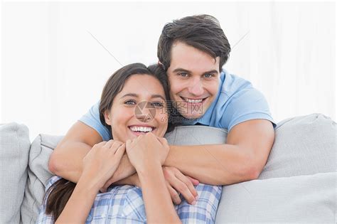 男人拥抱他的伴侣高清图片下载-正版图片321762324-摄图网