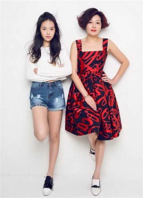 哈文晒与女儿法图麦合照跨年 被侃像姐妹-搜狐娱乐