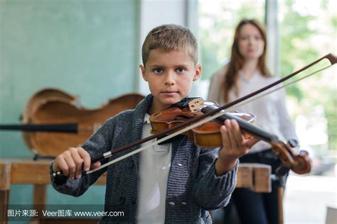小孩学小提琴的最佳年龄 女孩学小提琴的好处优势有哪些 _八宝网