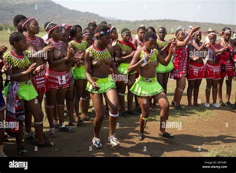 La danse zoulou Reed à eNyokeni Palace, Nongoma, Afrique du Sud Photo ...