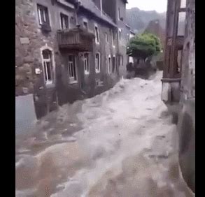 罕见暴雨席卷26省1300万人，今年的洪灾正在揭开中国一个大问题，再不解决危险就在后面__财经头条