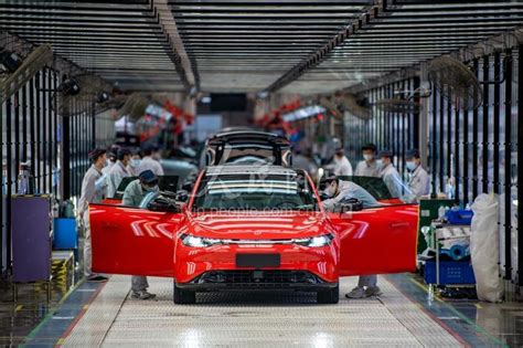 浙江金华：新能源汽车生产火热-人民图片网