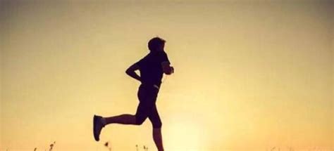 马拉松运动员腿在城市道路上奔跑高清摄影大图-千库网