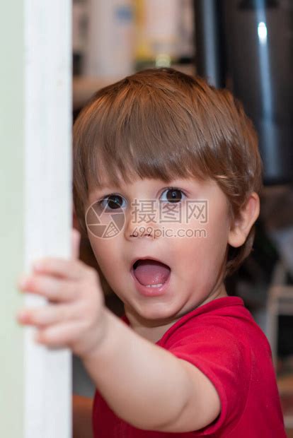一个小男孩从门外偷看男高清图片下载-正版图片503667449-摄图网