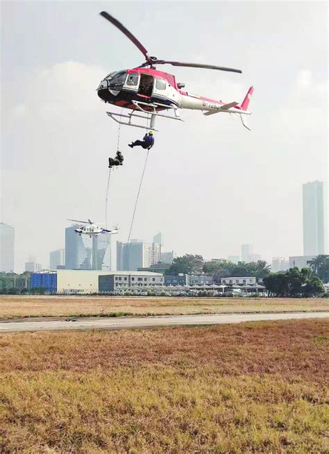 国产AC311A型直升机开展索降及水域应急救援飞行演练