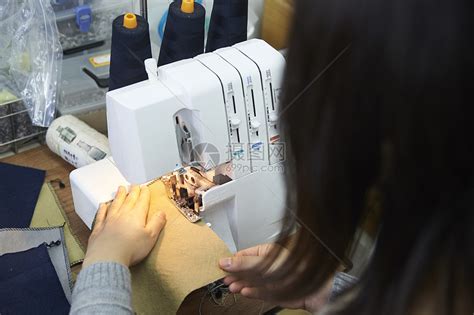 在制作手提包的女缝纫工高清图片下载-正版图片502068171-摄图网