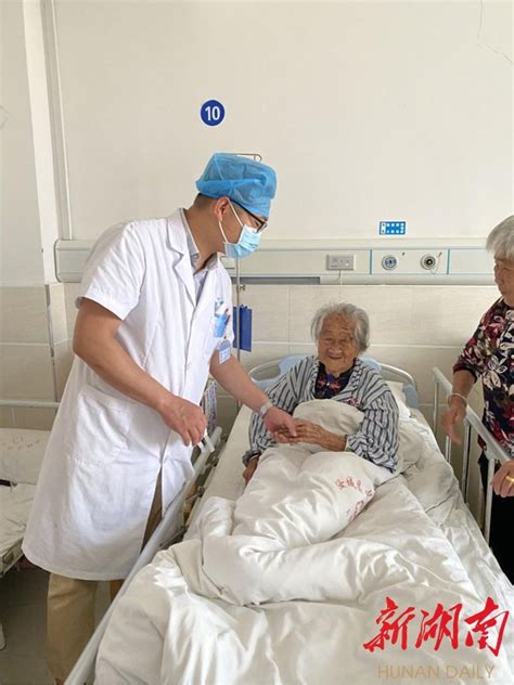98岁老奶奶终于“看”到了帅小伙 - 健康见闻 - 新湖南