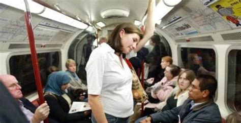 四个月孕妇坐公交爱心座，大爷看她肚子不大不相信，强硬要求让座 - 知乎