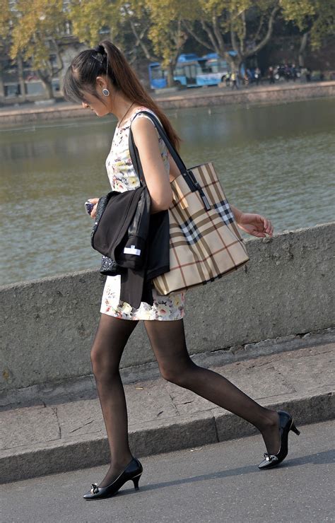 街拍联盟：河边漫步的黑丝美女，黑色丝袜衬托完美腿型-今日看点
