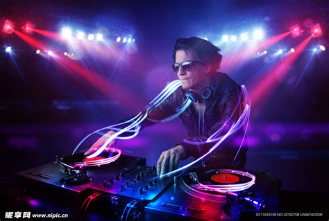 俱乐部里的超现代DJ高清图片下载-正版图片502671936-摄图网