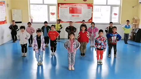 小朋友们在教室练习舞蹈《孤勇者》，少儿舞蹈