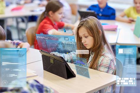 教育,小学,学,技术人的小女孩与平板电脑电脑教室休息虚拟屏幕投影教室里平板电脑的学校孩子高清图片下载-正版图片300409800-摄图网