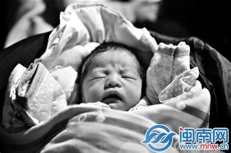惠安：女婴被弃公路草丛中 送医10分钟又被抱走 - 城事要闻 - 东南网泉州频道