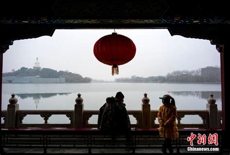 兔年春节在即，北海公园永安桥大红灯笼映白塔_北京日报网