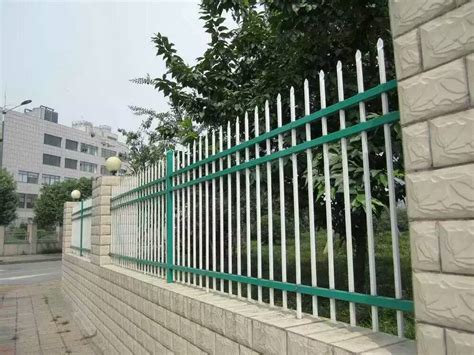 小区围墙栅栏 隔离防护栏杆 锌钢护栏-安平县鑫铁丝网制品有限公司